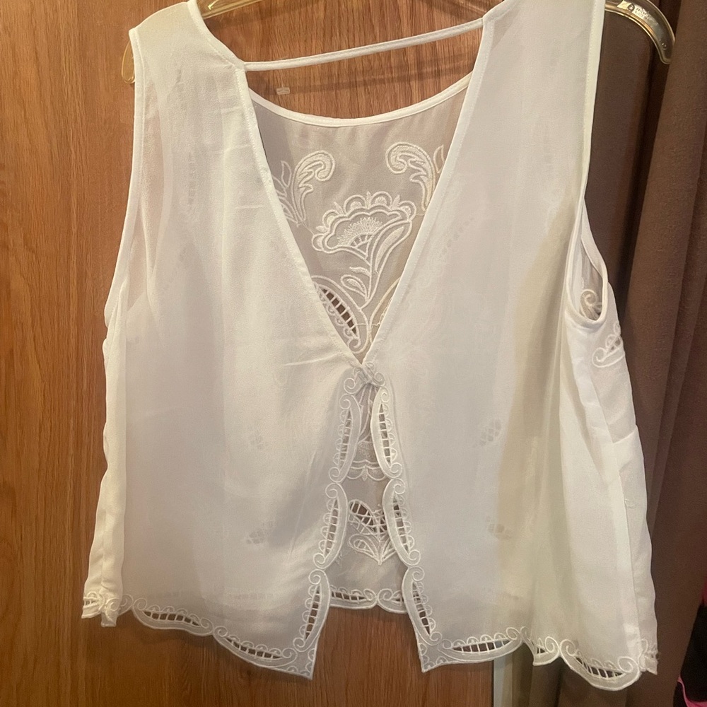 Elegant White Embroidered Sleeveless Top - Picture 2 of 2